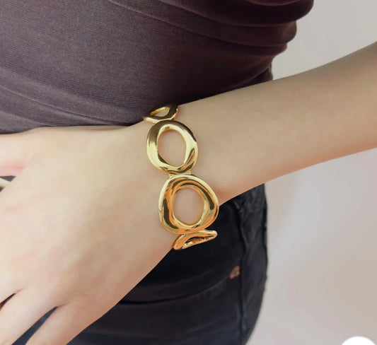 Oval bangle