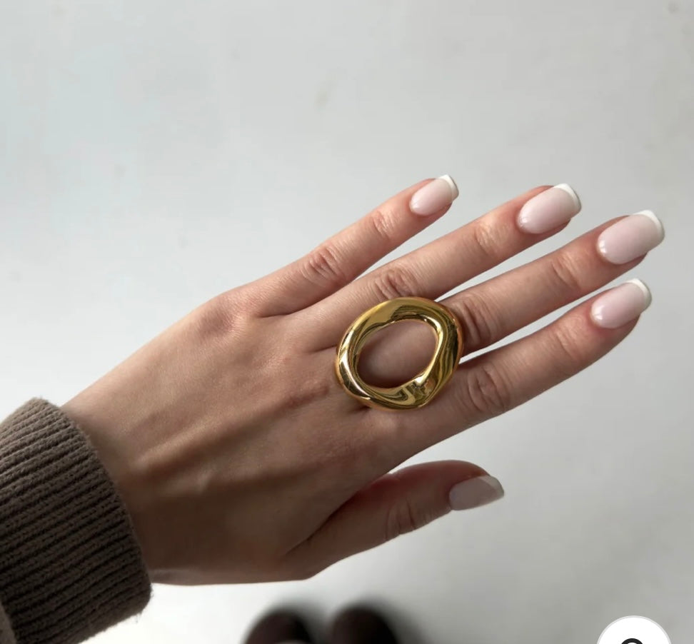 Oval ring